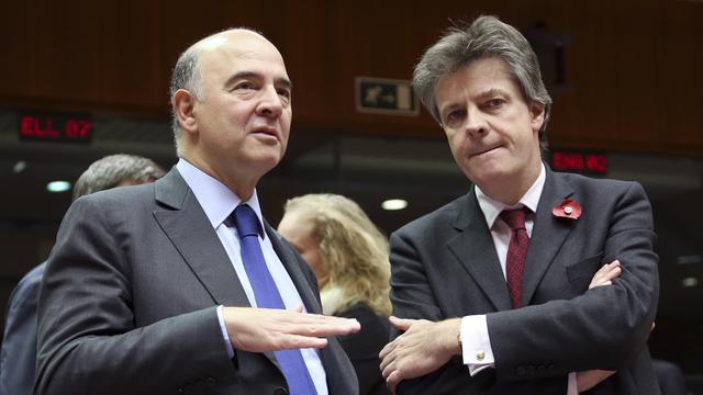 Le commissaire européen à la Fiscalité, Pierre Moscovici (à gauche), et son collègue chargé de la Stabilité financière, Jonathan Hill (à droite).