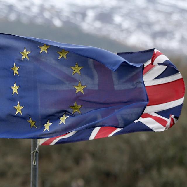 Les drapeaux de l'Union européenne et du Royaume-Uni flottent à Perth, en Ecosse. [Reuters - Russell Cheyne]