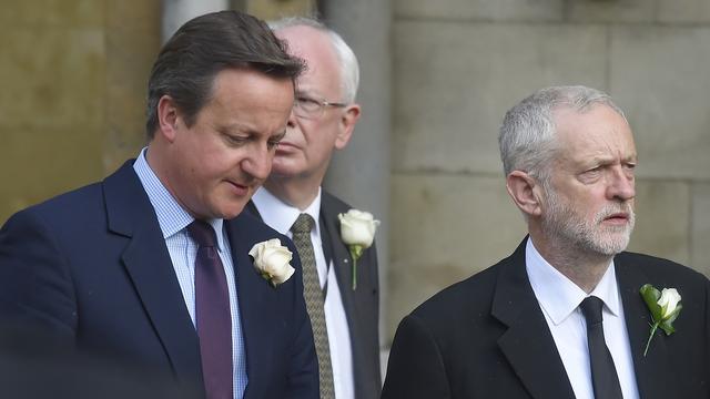 Le premier ministre conservateur britannique David Cameron et le chef de l'opposition travailliste Jeremy Corbyn ont rendu hommage à Jo Cox. [Toby Melville]