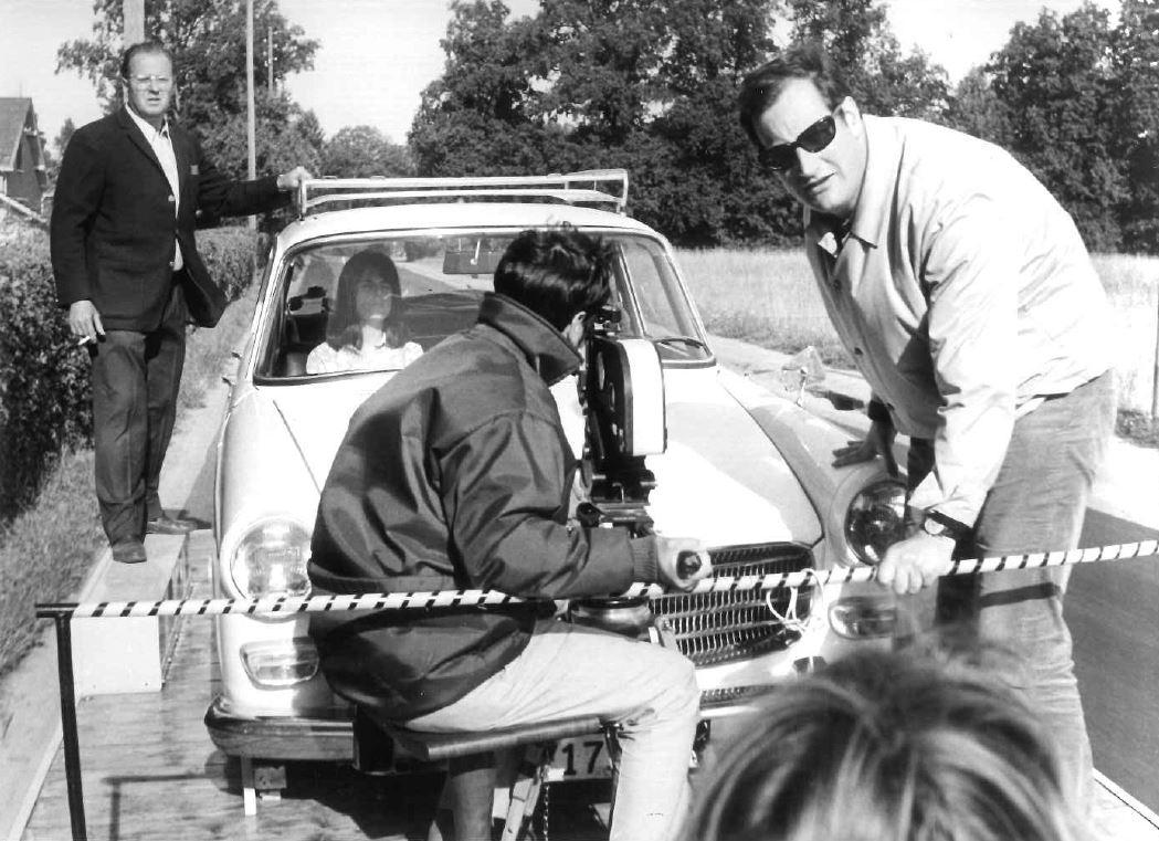 Claude Goretta et son équipe sur le tournage du téléfilm Vivre ici, 1969. [RTS - Fonds archives photos]