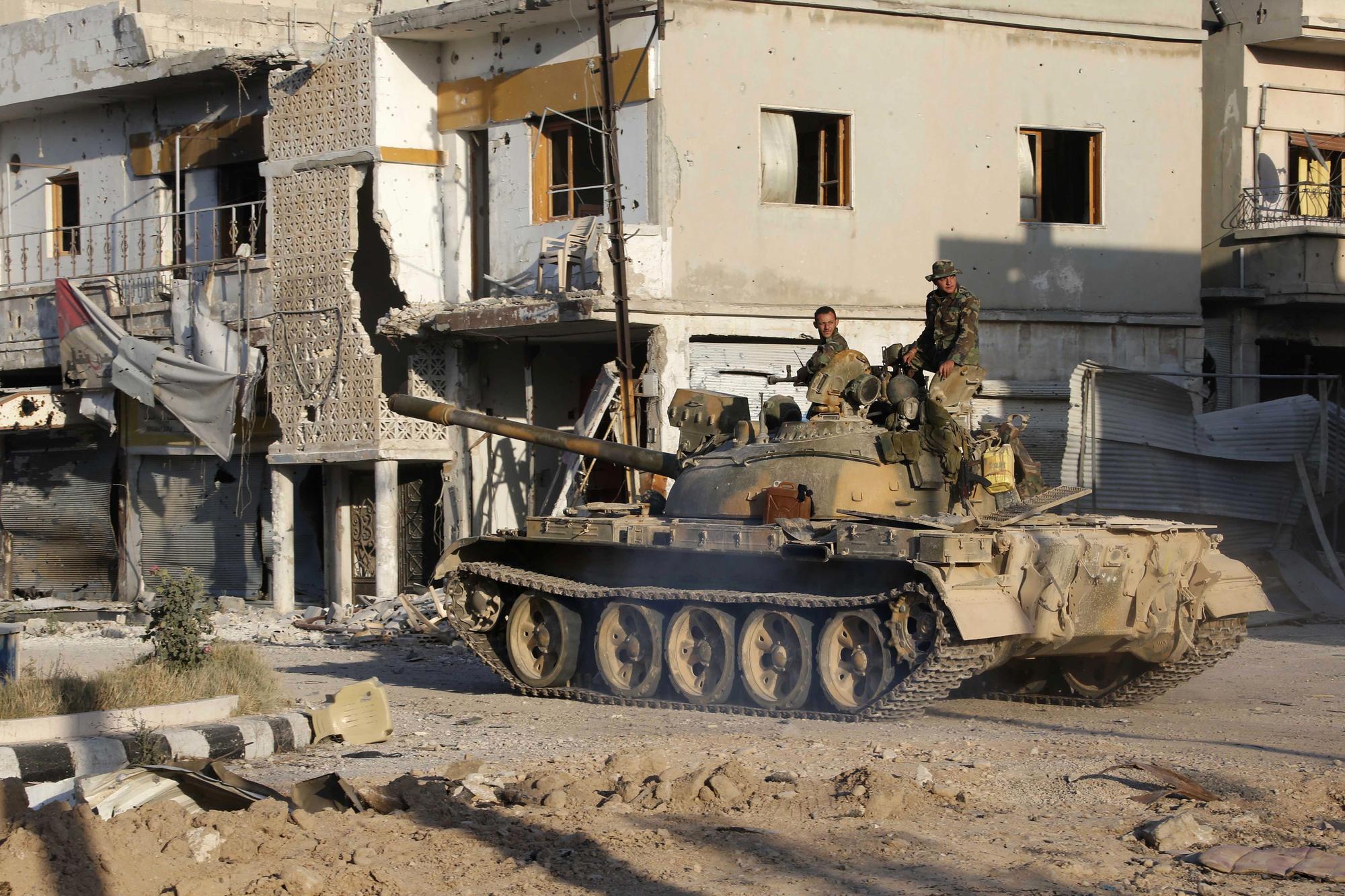 Les chars de combat du régime, comme ce T-62, roulent au diesel. [Reuters - Mohamed Azakir]