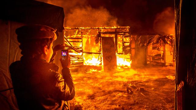 Des abris de fortune ont été incendiés durant la nuit du 1er au 2 mars dans la "jungle" de Calais. [AFP Photo - Philippe Huguen]