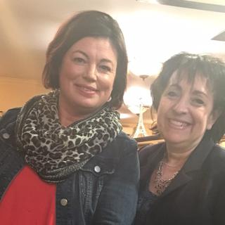 Lori Rongier (g), propriétaire du restaurant Paris 66, et Bénédicte Barlat, directrice du centre francophone de Pittsburgh.