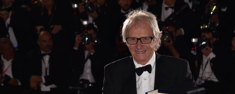 Ken Loach pose avec la Palme d'or qu'il a gagné pour "Moi, Daniel Blake", 22 mai 2016. [AFP - Loïc Venance]