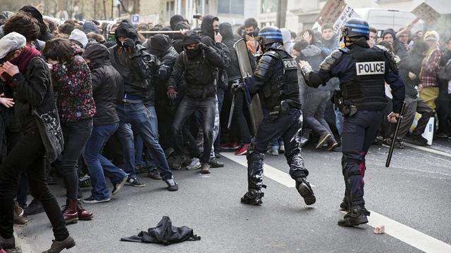 Affrontements entre police et manifestants à Paris. [Keystone - EPA/ETIENNE LAURENT]