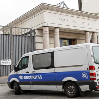 Un fourgon de Securitas convoyant des détenus devant le Palais de justice à Genève. [Keystone - Salvatore Di Nolfi]