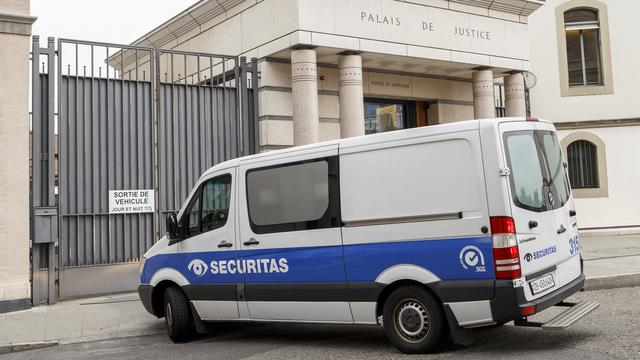 Un fourgon de Securitas convoyant des détenus devant le Palais de justice à Genève. [Keystone - Salvatore Di Nolfi]