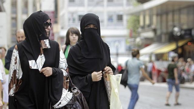 Deux femmes voilées dans les rues de Genève. [Keystone - Salvatore Di Nolfi]