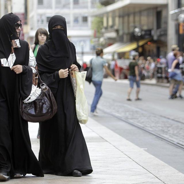 Deux femmes voilées dans les rues de Genève. [Keystone - Salvatore Di Nolfi]