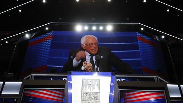 L'ex-candidat déocrate à la présidentielle Bernie Sanders à la tribune de la Convention nationale des Démocrates. [Jim Young]