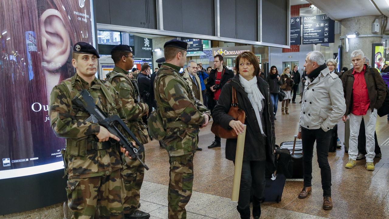 Des militaires en patrouille dans gare de Lyon-Part Dieu en janvier 2015. [Robert Pratta]