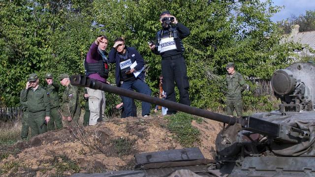 Des observateurs de l'OSCE lors de l'évacuation de positions rebelles prorusses près du village de Petrovske, à 50 km de Donetsk. [EPA/Keystone - Alexander Ermochenko]