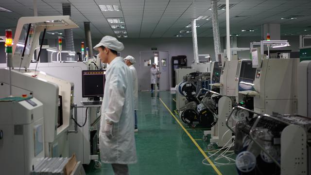 Une ligne de production dans une usine à Dongguan, près de Hong Kong. [RTS - Raphaël Grand]