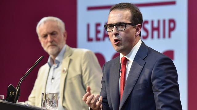 Jeremy Corbyn (à gauche) et Owen Smith se sont affrontés lors d'un premier débat pour la direction du Parti travailliste. [Keystone - NEIL MUNNS]