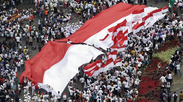 Les manifestants ont défilé avec des drapeaux géants de l'Indonésie. [Achmad Ibrahim]