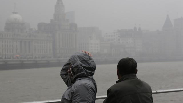 Shanghai à travers l'épais brouillard dû à la pollution. [AP/Keystone - Eugene Hoshiko]