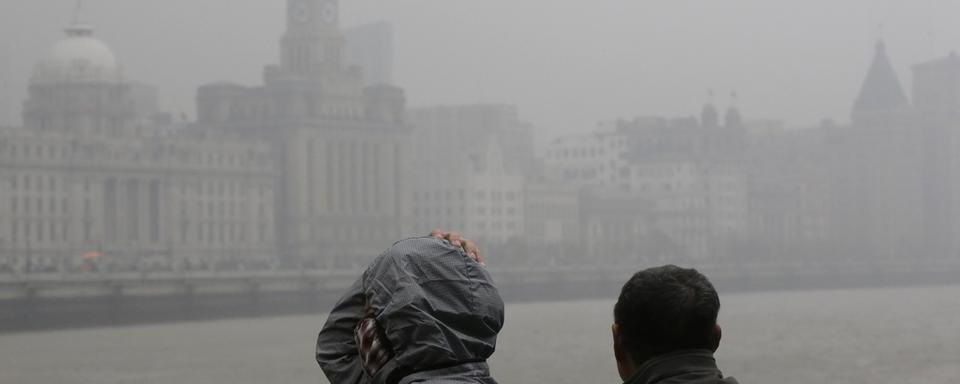 Shanghai à travers l'épais brouillard dû à la pollution. [AP/Keystone - Eugene Hoshiko]