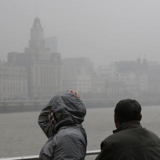 Shanghai à travers l'épais brouillard dû à la pollution. [AP/Keystone - Eugene Hoshiko]