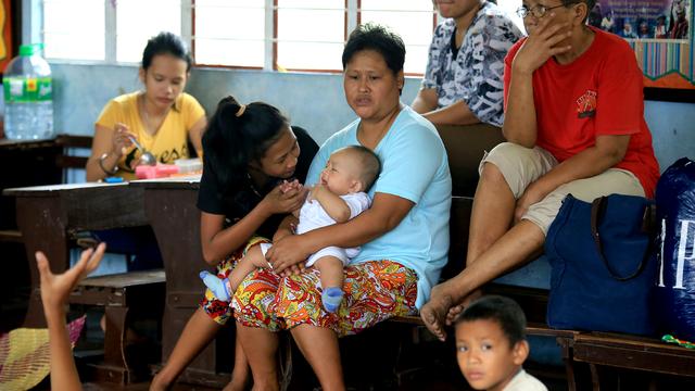 Des Philippins évacués de leur domicile patientent dans une salle de classe à Santo Domingo, dans la province d'Albay, le 25 décembre 2016. [AFP - CHARISM SAYAT]