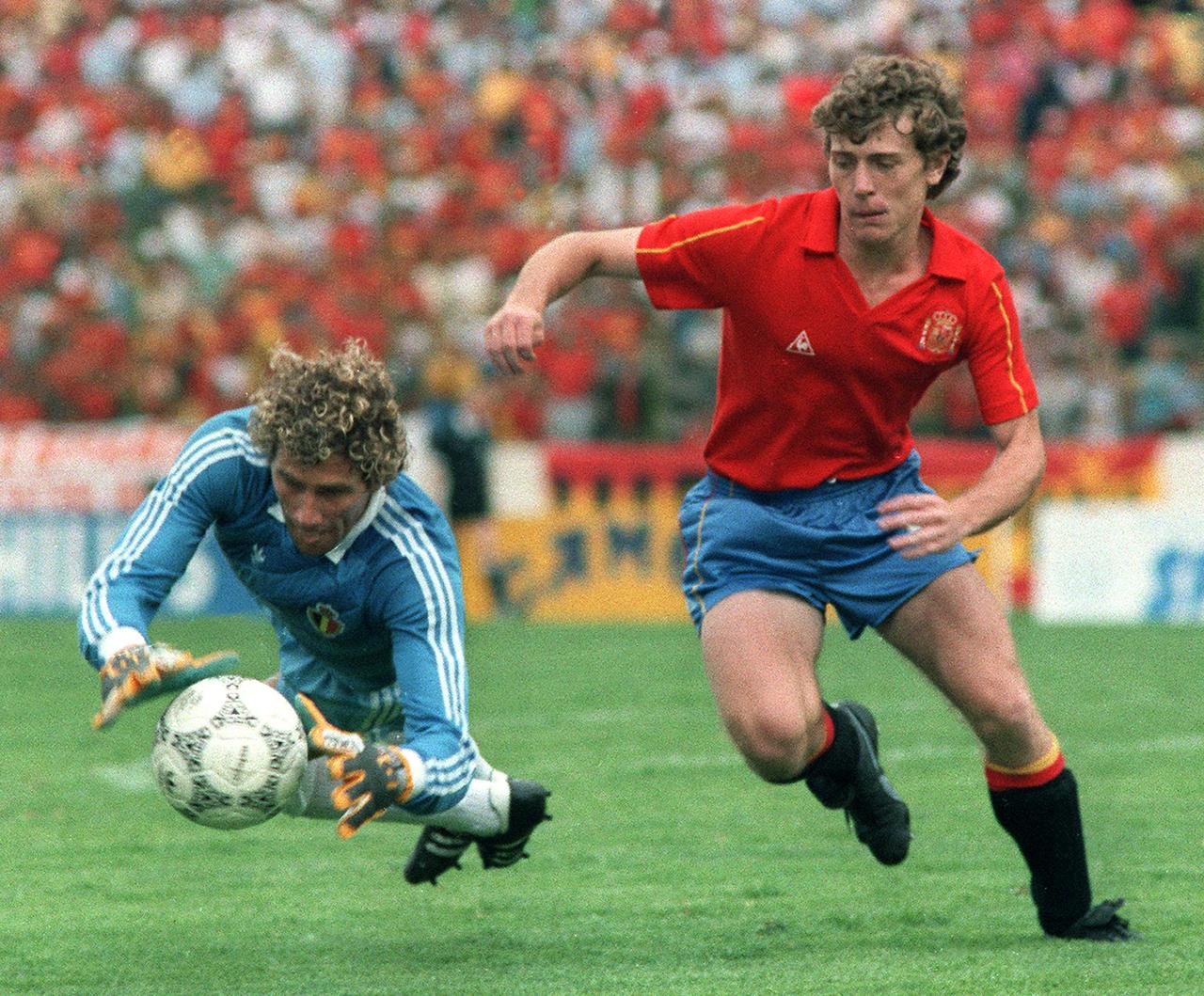 Jean-Marie Pfaff s'interpose ici devant l'Espagnol Emilio Butragueno lors du Mondial 1986 au Mexique. [AFP - STAFF]