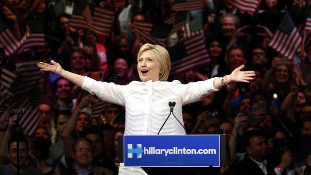 Hillary Clinton a revendiqué le 7 juillet 2016 l'investiture démocrate pour la Maison Blanche au terme d'un nouveau "super Tuesday" des primaires. [Keystone - AP Photo/Julio Cortez]