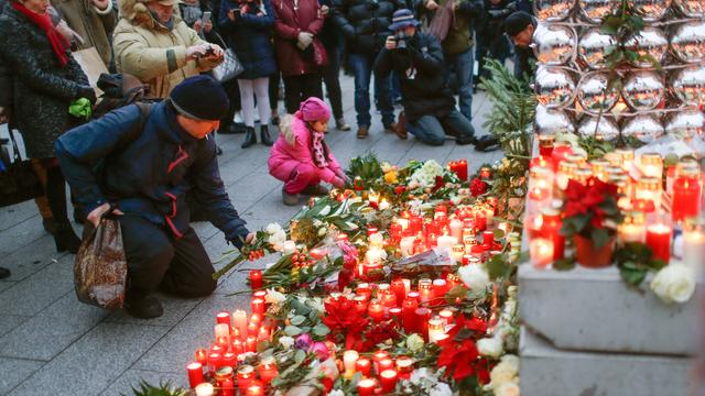 Des personnes sont venues rendre hommage aux victimes mardi, au marché de Noël de Berlin. [reuters - Hannibal Hanschke]