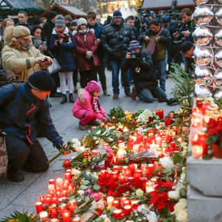 Des personnes sont venues rendre hommage aux victimes mardi, au marché de Noël de Berlin. [reuters - Hannibal Hanschke]