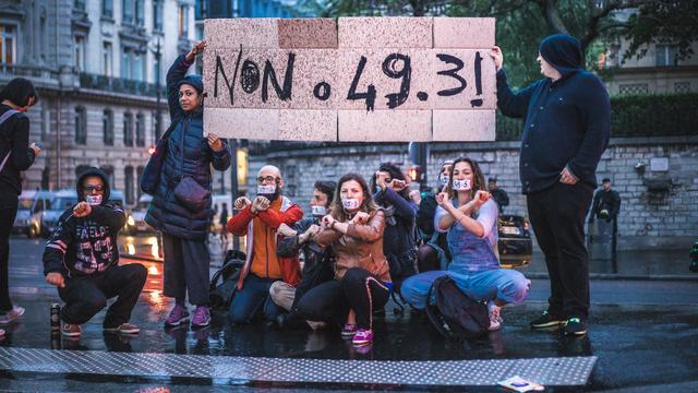 Devant l'Assemblée Nationale, des manifestants de Nuit Debout protestent contre l'emploi du « vote bloqué » par le gouvernement Valls. [Simon Guillemin]