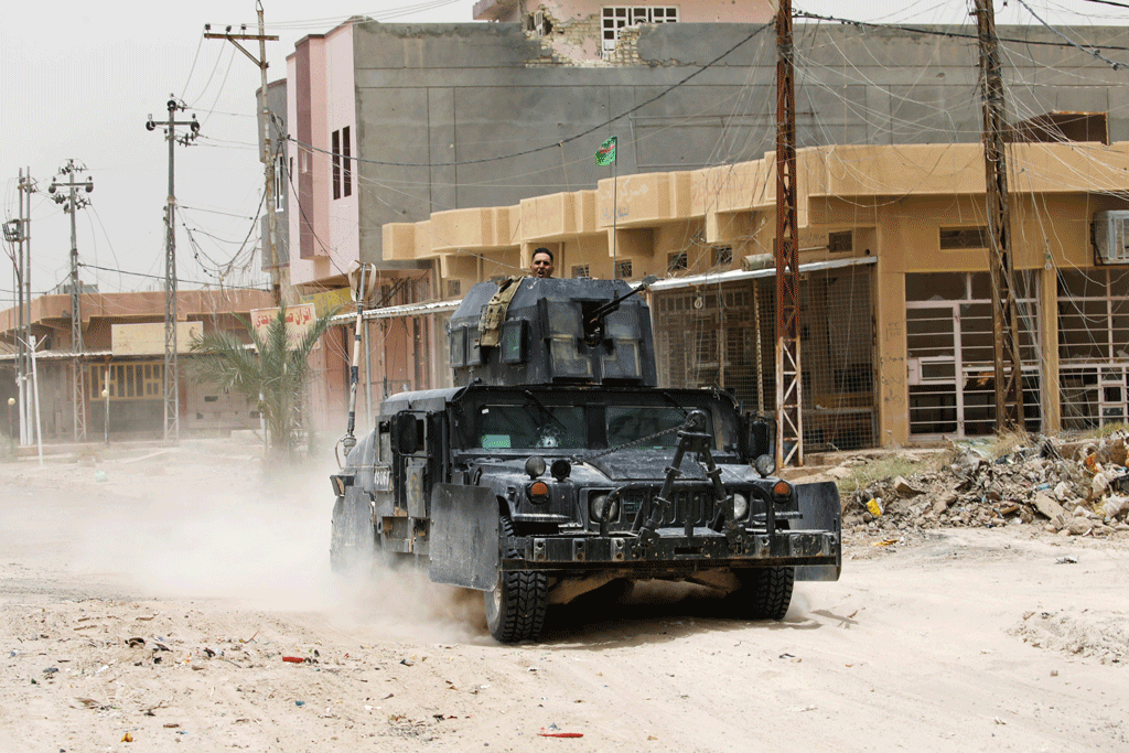 Un véhicule des forces irakienne dans une rue du centre de Fallouja. [Reuters - Thaier Al-Sudani]