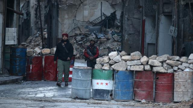 Un combattant rebelle de l'Armée syrienne libre (ASL) dans la zone assiégée d'Alep, le 2 décembre 2016. [Reuters - Abdalrhman Ismail]