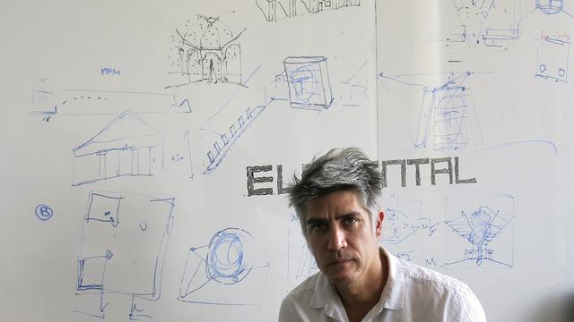 L'architecte chilien Alejandro Aravena, lauréat 2016 du Prix Pritzker considéré comme le "Nobel d'architecture", dans son bureau de Santiago mercredi. [AP/Keystone - Eva Vergara]