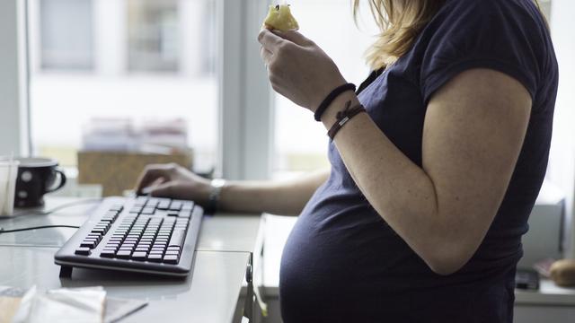 Les femmes enceintes présentant un surpoids prennent des risques pour la santé de leur enfant. (image d'illustration) [Gaetan Bally]