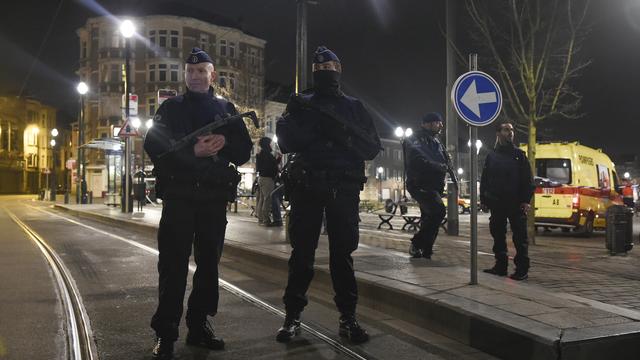 Des membre de la police belge dans le quartier bruxellois de Forest.