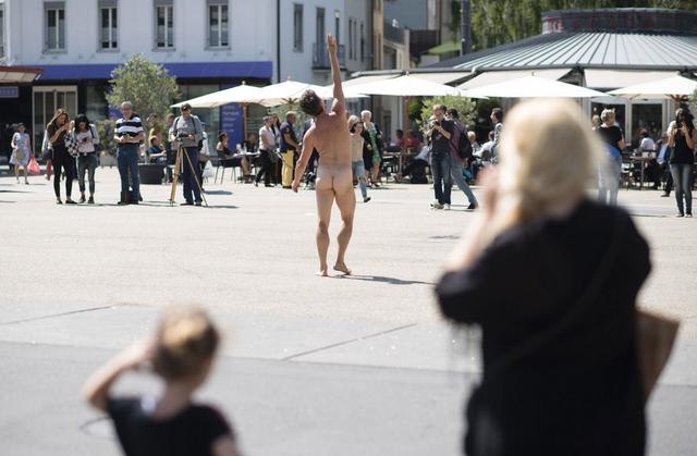 Foofwa d'Imobilité, danse nu, lors d'une performance sur la place Centrale de Bienne lors du Body and Freedom Festival 2015. [Keystone]