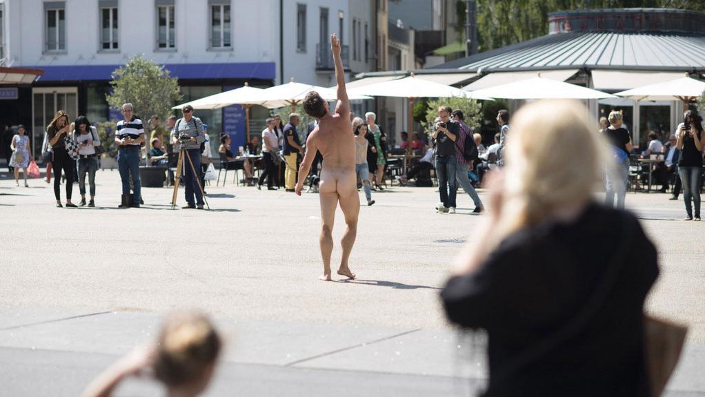 Foofwa d'Imobilité, danse nu, lors d'une performance sur la place Centrale de Bienne lors du Body and Freedom Festival 2015. [Keystone]
