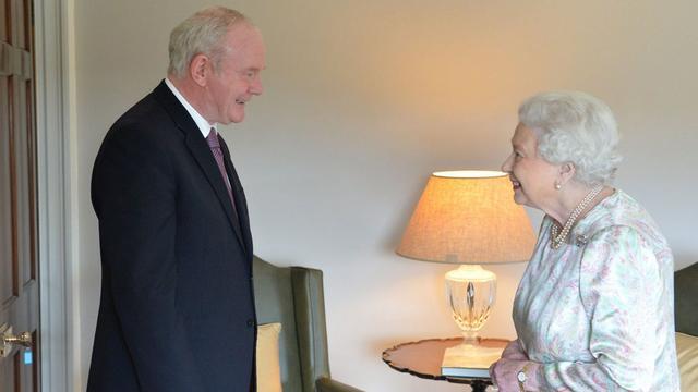 Le moment où la reine Elizabeth II plaisante avec Martin Mc Guinness, ce 27 juin 2016 à Belfast. [EPA/Aaron McCracken / Harrisons]