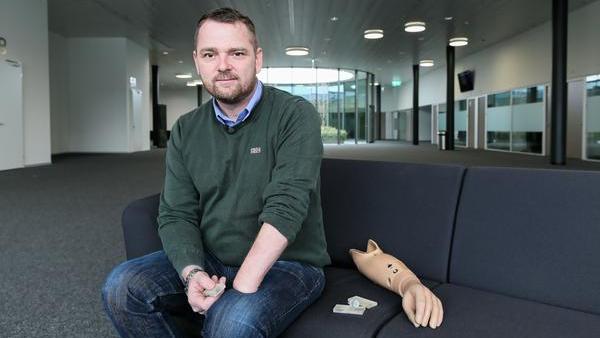 Amputé de la main, Dennis Aabo Sørensen a su distinguer des surfaces lisses et rugueuses dans 96% des cas. [Alain Herzog/EPFL]