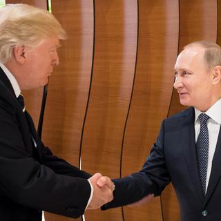 Donald Trump et Vladimir Poutine à Hambourg au sommet du G20. [KEYSTONE - STEFFEN KUGLER]
