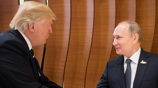 Donald Trump et Vladimir Poutine à Hambourg au sommet du G20. [KEYSTONE - STEFFEN KUGLER]