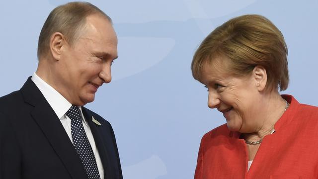 Rencontre entre Vladimir Poutine et Angela Merkel au G20 le 7 juillet 2017. [AFP - Saul Loeb]