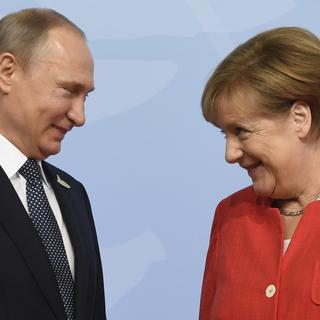 Rencontre entre Vladimir Poutine et Angela Merkel au G20 le 7 juillet 2017. [AFP - Saul Loeb]