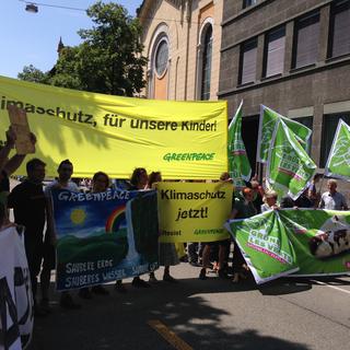 Greenpeace a appelé à manifester devant l'ambassade américaine à Berne. [RTS - Rouven Gueissaz]