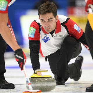 En curling, l'équipe de Suisse masculine du skip Peter de Cruz jouera affrontera la Norvège. [Keystone - Gian Ehrenzeller]