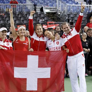 L'équipe suisse de Fed Cup de tennis après sa victoire contre la France le 12 février 2017. [Keystone - Salvatore Di Nolfi]