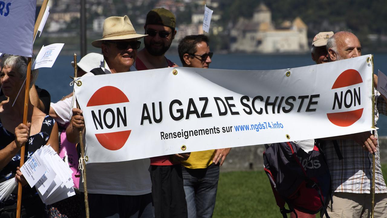 Manifestation contre les forages d'hydrocarbures à Villeneuve, le 03.09.2016. [Keystone - Laurent Gilliéron]