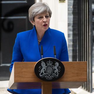 Theresa May devant le 10 Downing Street le vendredi 9 juin. [AFP - Ray Tang]