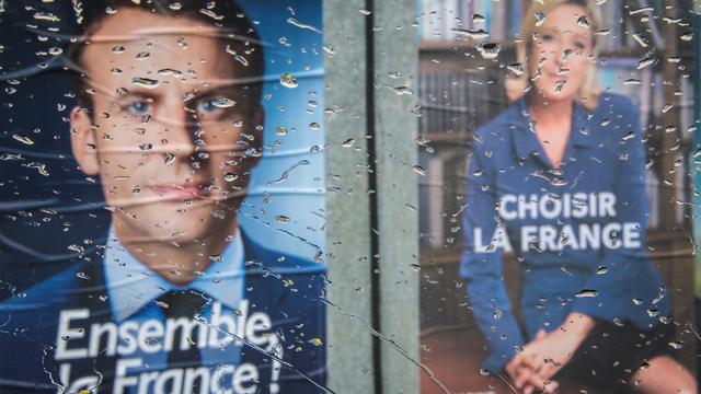 Affiches électorales d'Emmanuel Macron et Marine Le Pen. [afp - Mladen Antonovq]
