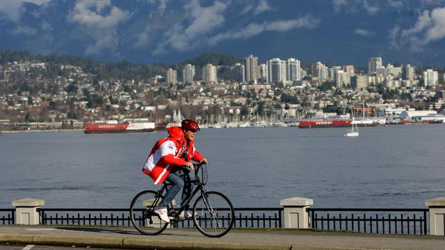 Un cycliste dans le Stanley Park à Vancouver, au Canada. [RIA Novosti / Sputnik/ AFP - Sergey Kivrin, Andrey Golovanov]
