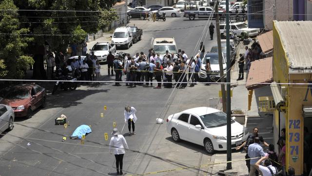 Le corps d'un journaliste mexicain assassiné dans une rue de Culiacan, en mai 2017. [Keystone/AP Photo - Fernando Brito]