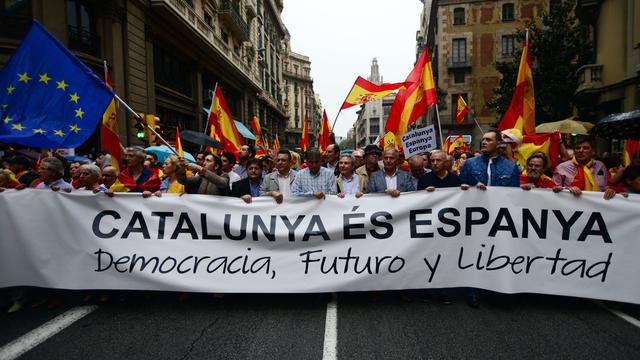 Des milliers de personnes se sont rassemblées samedi à Barcelone pour exprimer leur opposition au référendum prévu dimanche en Catalogne. [Citizenside - AFP - Sergi Escribano]